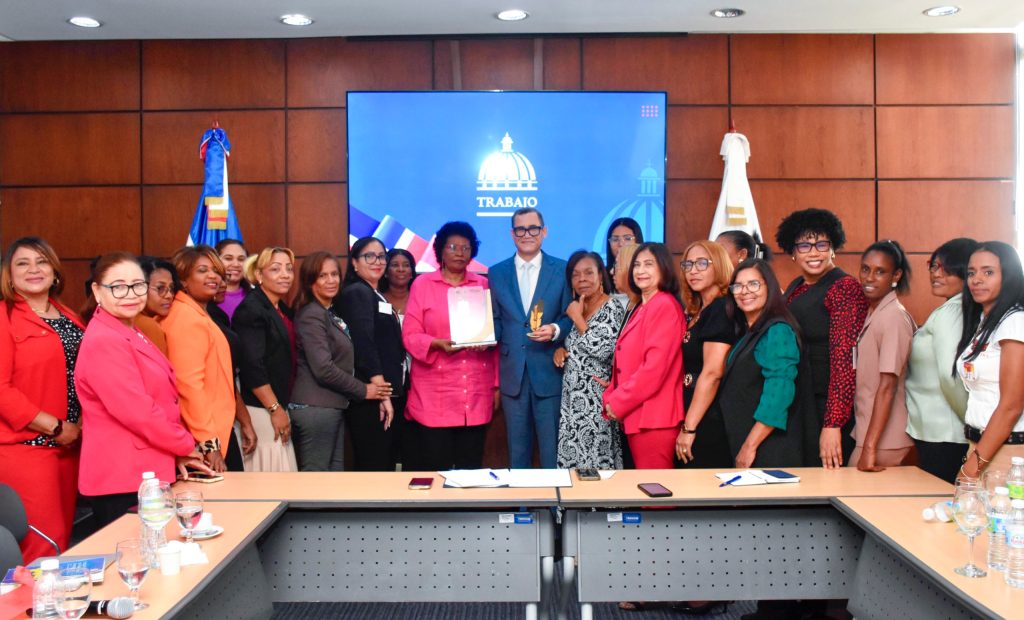 Reconocen Ministro de Trabajo por impulsar igualdad y derechos laborales de las mujeres