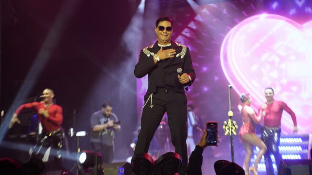 Raulín Rodríguez desborda emociones en dos noches históricas para la bachata en la Gran Arena del Cibao