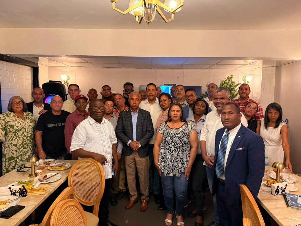 Celebran desayuno navideño en Santo Domingo Este