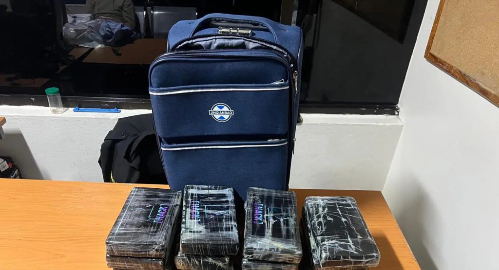 Apresan alemán con 17 paquetes de droga en AILA