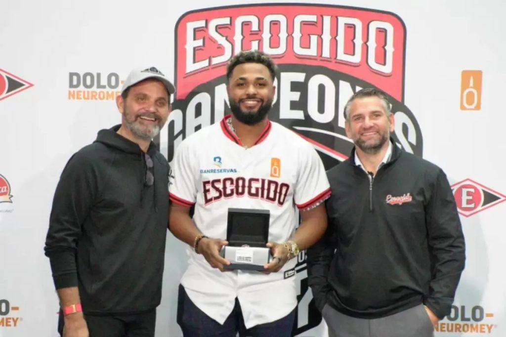 Escogido entrega anillos del campeonato 2024-2025