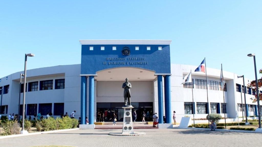 Migración cerrará atención al público a las 2:30 p. m. este lunes por jornada interna