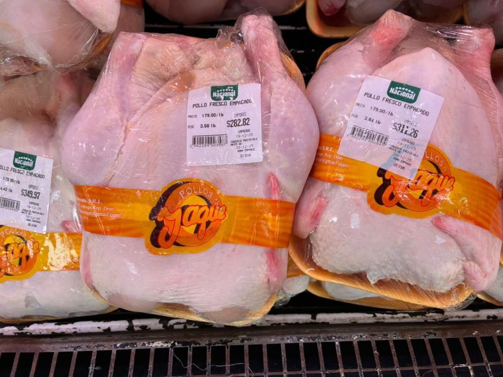 El precio del pollo se sitúa en RD$79 la libra en supermercados durante la temporada navideña pollo