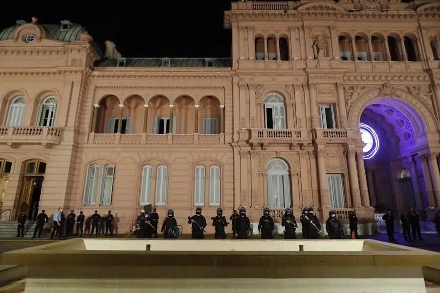 Un soldado aparece muerto en la residencia oficial del presidente de Argentina, Javier Milei soldado