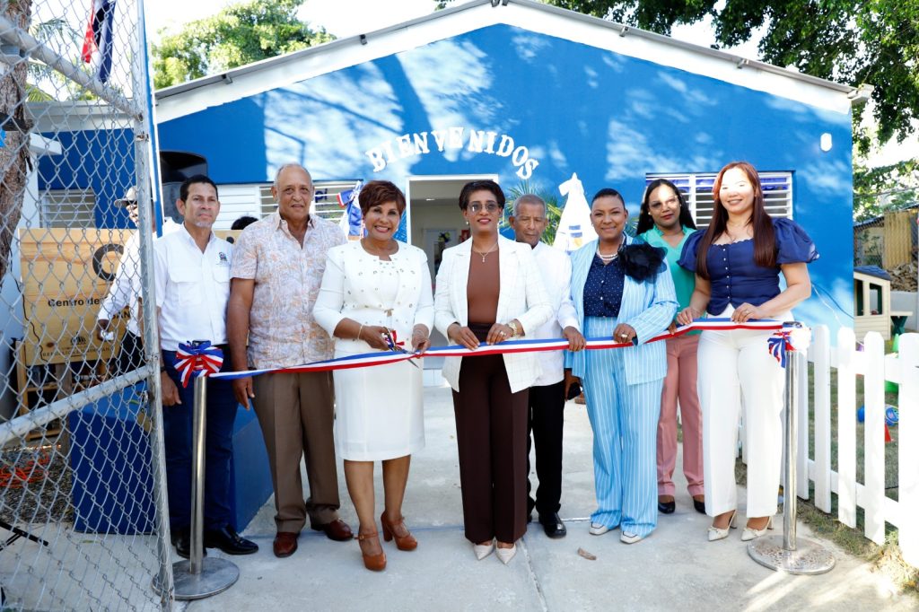 Directora del INAIPI, inaugura Centro de Atención Integral Comunitario San Rafael del Yuma INAIPI
