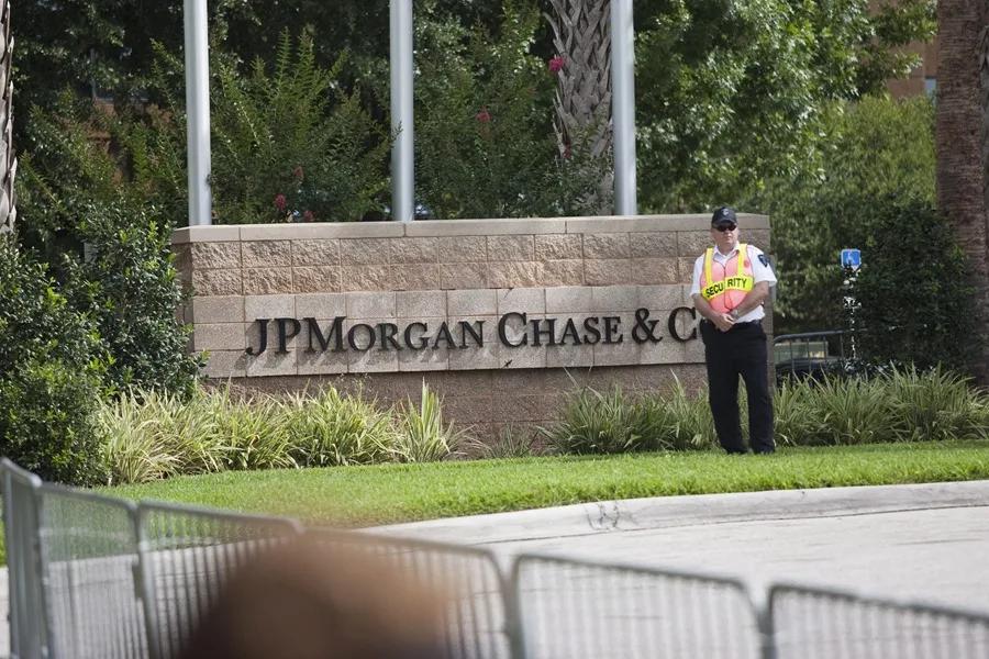 Trump demanda a JPMorgan por 5.000 millones de dólares por excluirlo del banco JPMorgan