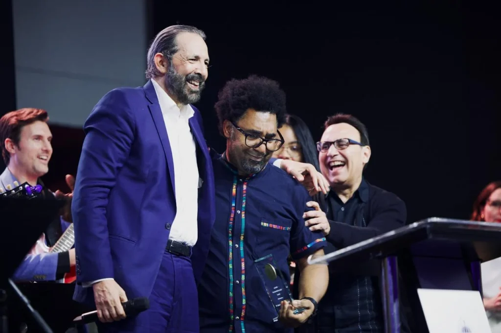 Javier Vargas recibe el Berklee Alumni Achievement Award y se convierte en el segundo dominicano en obtener este reconocimiento Javier Vargas