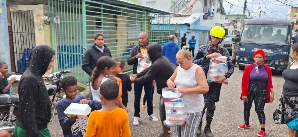 DASAC brindan de manera oportuna e inmediata asistencia a familias afectadas por las lluvias en Puerto Plata