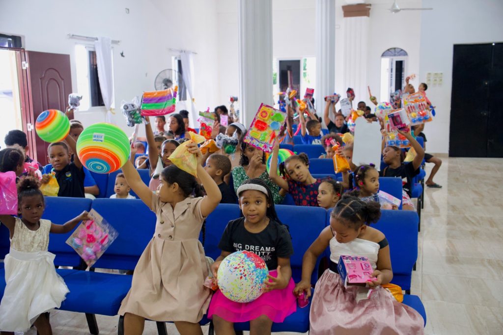 Fundación lleva alegría a más de 100 niños de Sabana Perdida en celebración del Día de Reyes