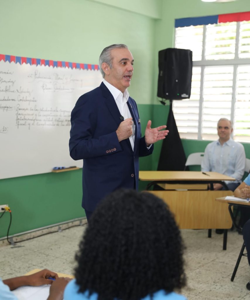 Abinader da seguimiento a docencia de Educación Moral, Cívica y Ética Ciudadana