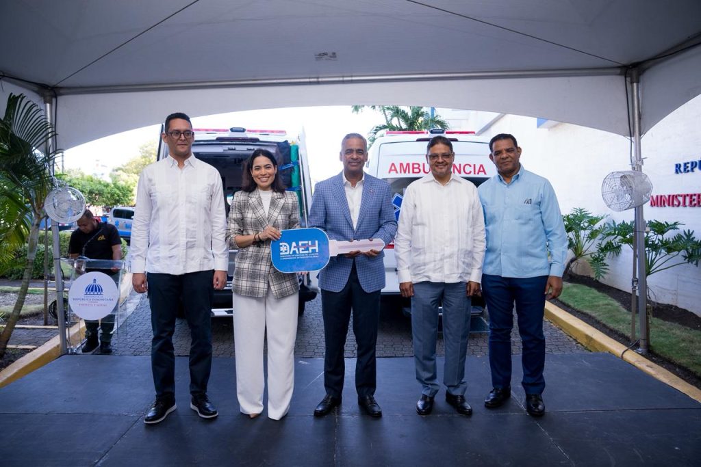 Gobierno entrega ambulancias en Barahona y Montecristi