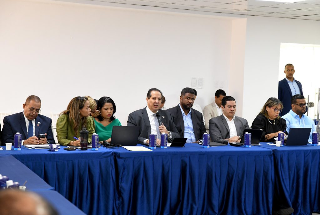 Víctor Atallah define prioridades del sector Salud y proyecta en 2026 de fortalecimiento sanitario