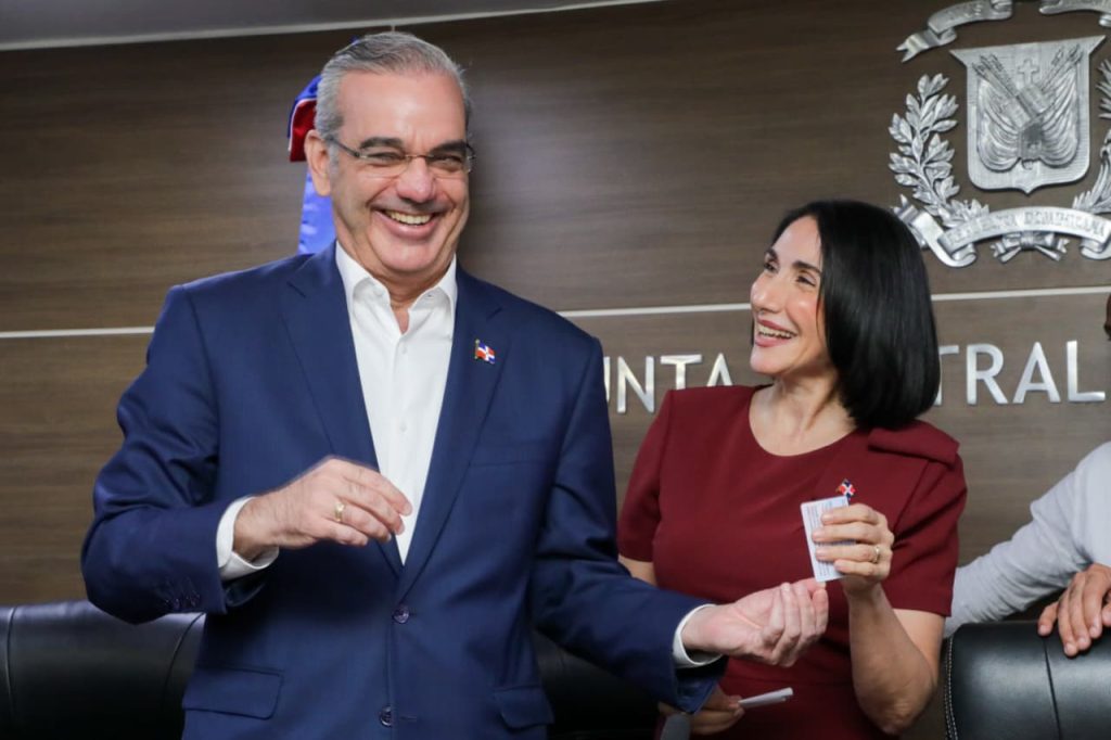 Presidente Abinader y primera dama reciben la primera cédula