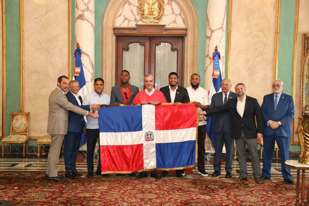 Presidente Abinader entrega bandera dominicana a Leones del Escogido para Serie del Caribe 2026