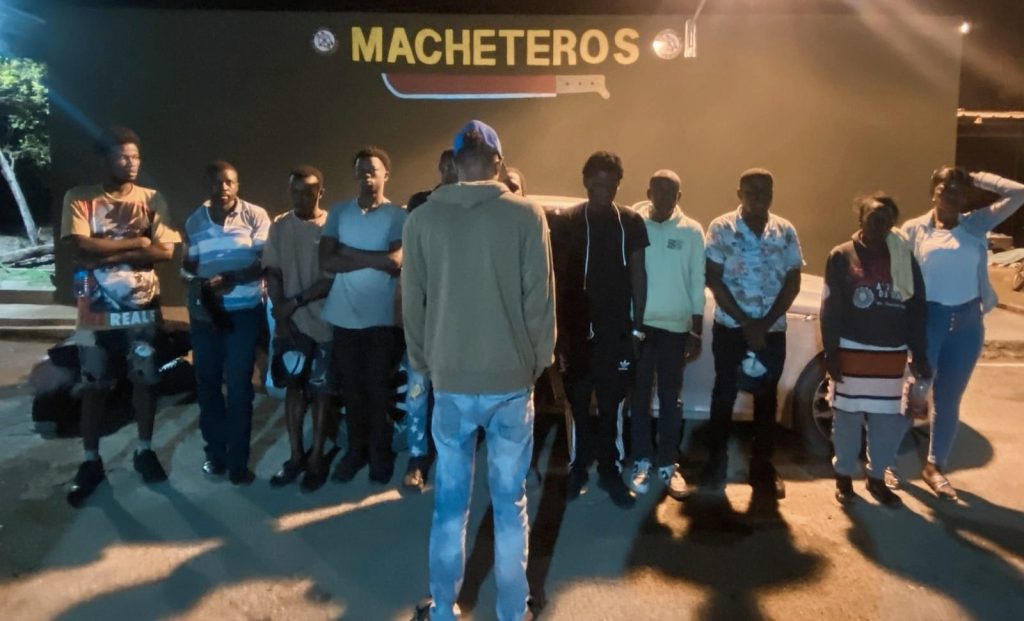Ejército presenta ante el MP a dos conductores detenidos con haitianos ilegales en Valverde