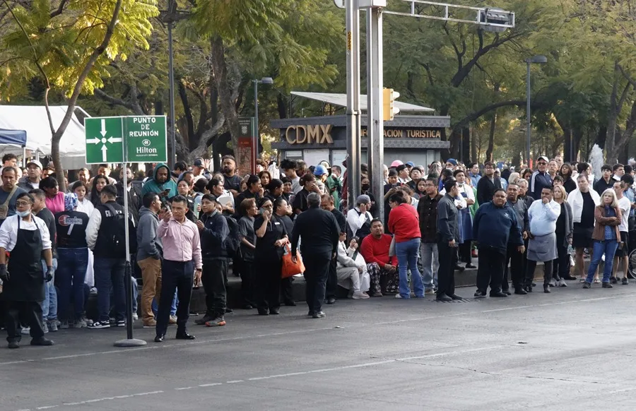 La presidenta Claudia Sheinbaum evacúa el Palacio Nacional tras un seísmo de 6,5 grados en México sismo