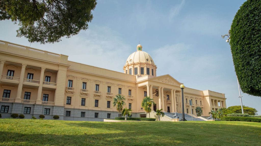 Presidente Abinader emite decreto que dispone ascensos y retiros en las FF. AA. FF. AA.