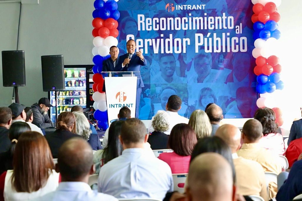 Intrant reconoce a 56 servidores por su trayectoria, vocación y transparencia
