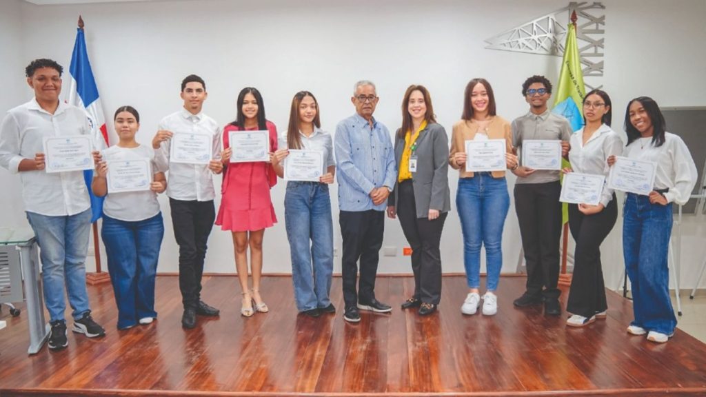 ETED fortalece su programa institucional de becas en apoyo a la juventud dominicana
