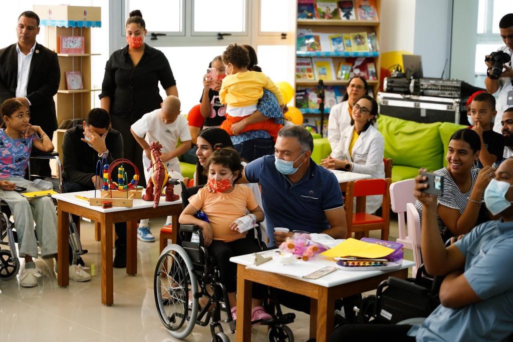 Raquel Arbaje comparte con niños y adolescentes con cáncer en la Unidad Oncopediátrica Uniendo Voluntades