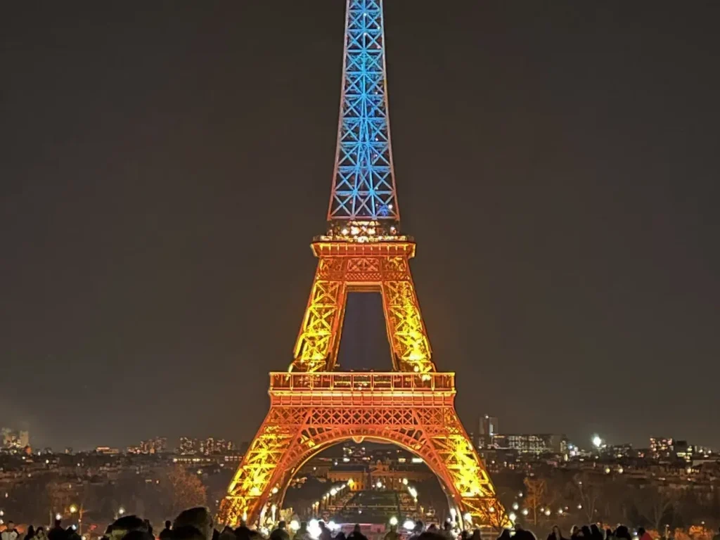 La Torre Eiffel se ilumina con los colores de Ucrania por el cuarto aniversario de la guerra Torre Eiffel