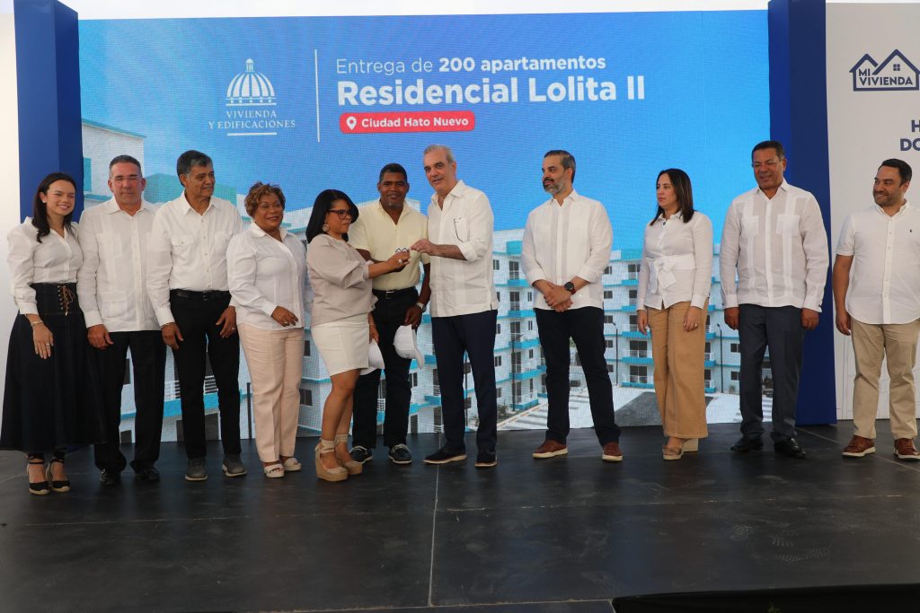 Presidente Abinader entrega 200 apartamentos en Hato Nuevo