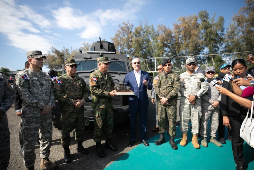Presidente Luis Abinader entrega equipos militares para fortalecer la seguridad nacional