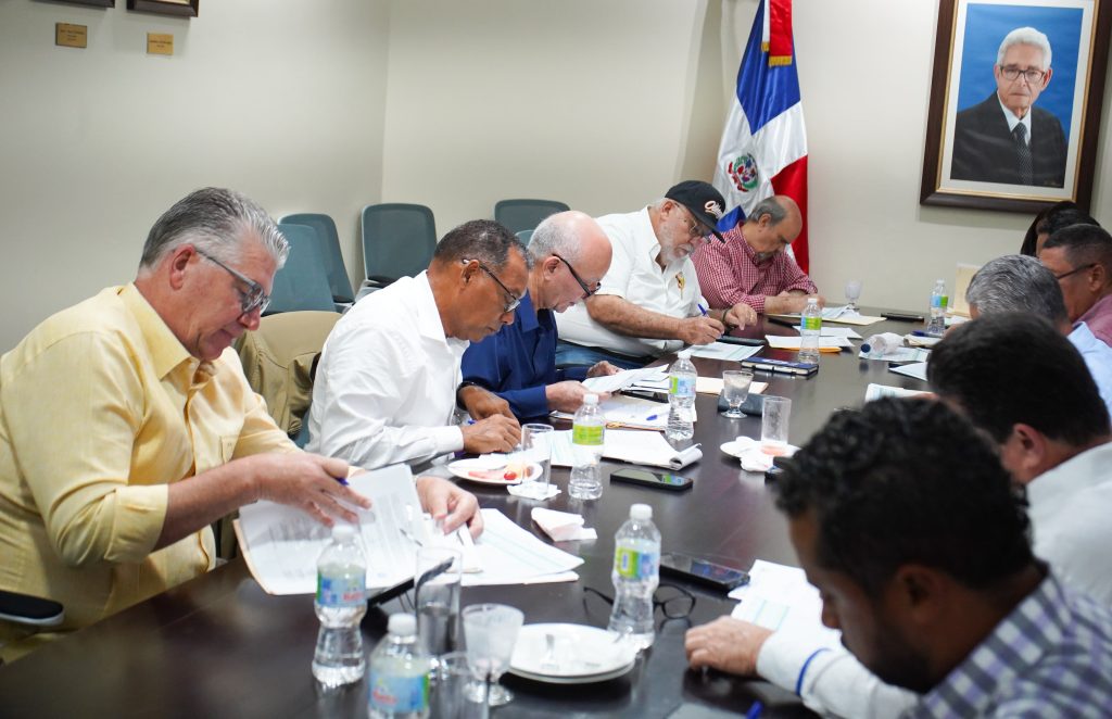 CONALECHE impulsa producción láctea con préstamos al 6 % anual para productores