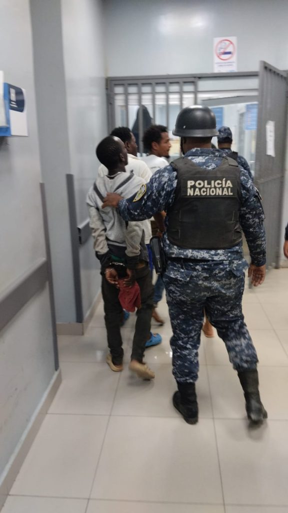 COMIPOL apresa tres hombres por lanzar piedras a conductores para atracarlos apresa