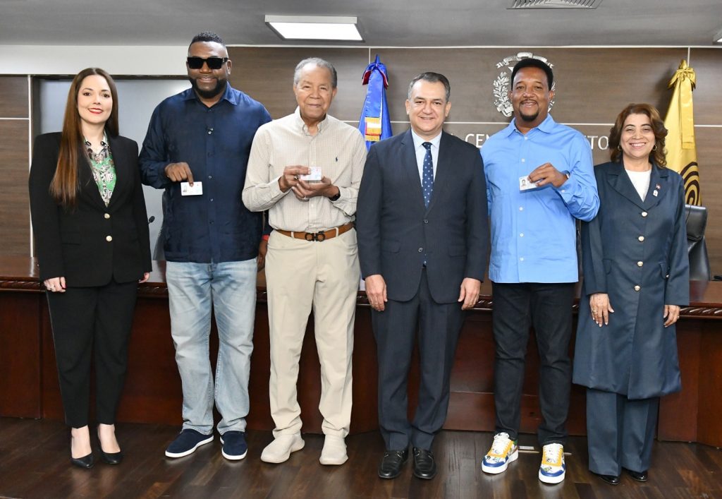 JCE entrega nueva cédula a personas con discapacidad y a miembros del Salón de la Fama de Cooperstown cédula