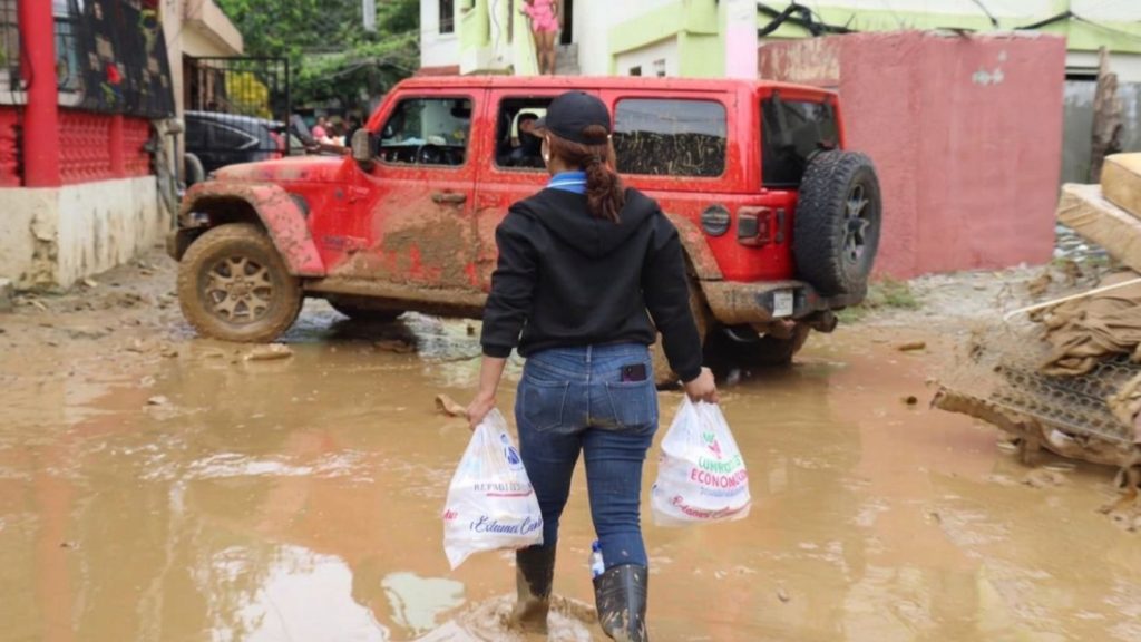 Gobierno asiste a familias afectadas por inundaciones en Puerto Plata, María Trinidad Sánchez, Espaillat y Samaná inundaciones