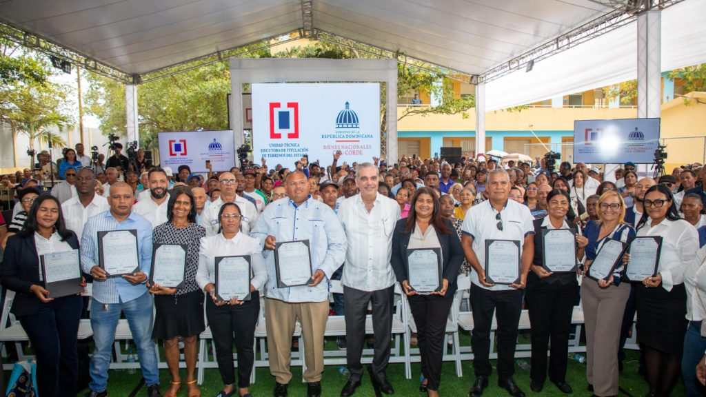 Abinader entrega 510 títulos de propiedad del proyecto El Valiente en Santo Domingo Este títulos