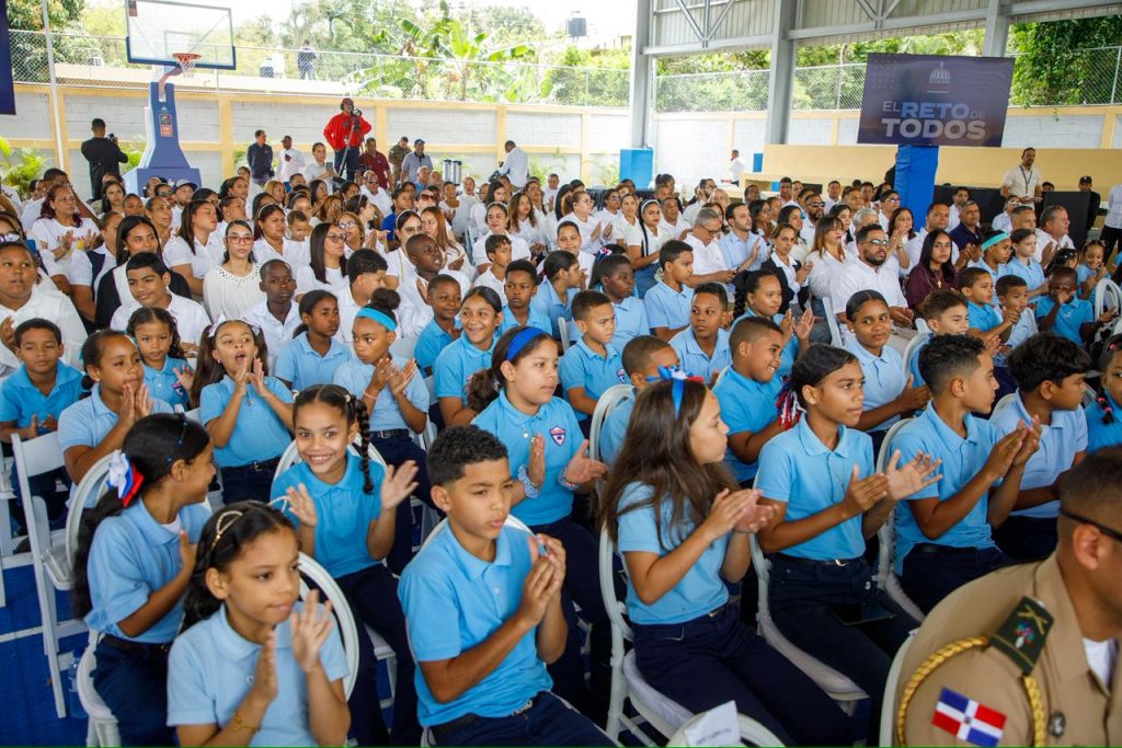 Abinader inaugura cancha techada en Centro Educativo Blanca Mascaró de Licey al Medio