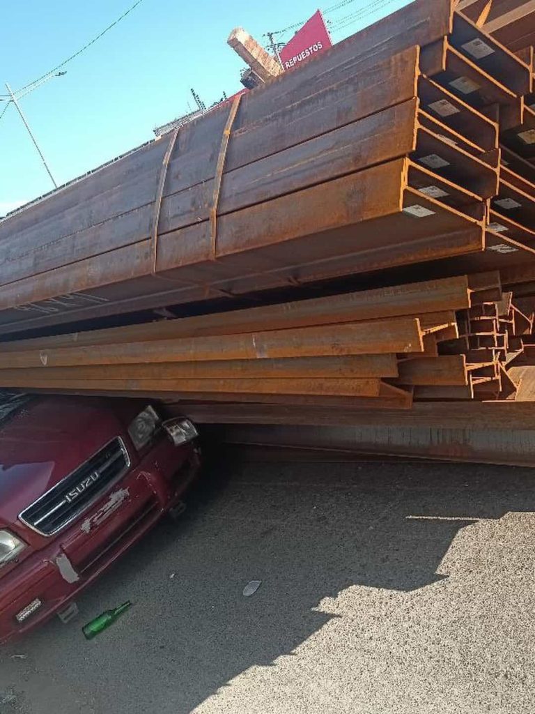 Caos vehicular en la Autopista Duarte tras volcamiento de patana en el kilómetro 9 Caos vehicular