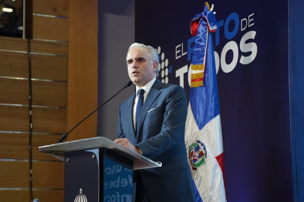 Ministro de Educación participará en cumbre global de Unesco sobre transformación digital y equidad