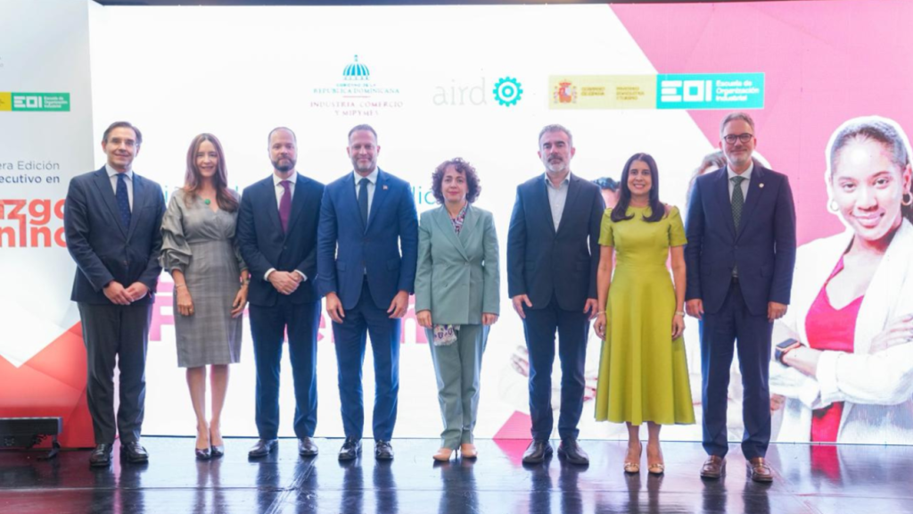Gobierno y sector privado impulsan liderazgo femenino en la industria dominicana