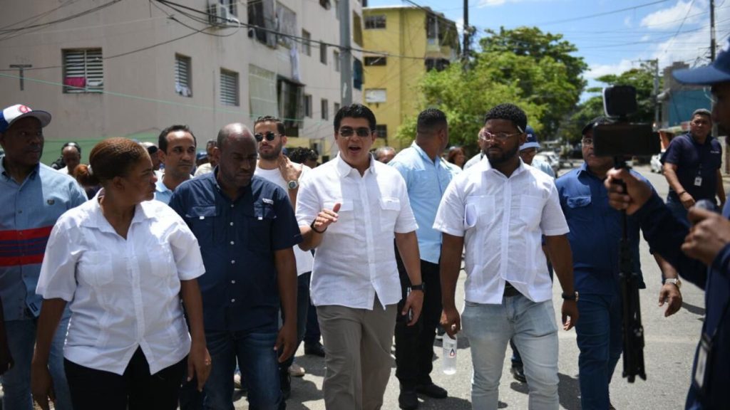 Director de la Caasd llega a Guachupita con maquinarias y un amplio personal para solucionar problemas de ese sector Guachupita