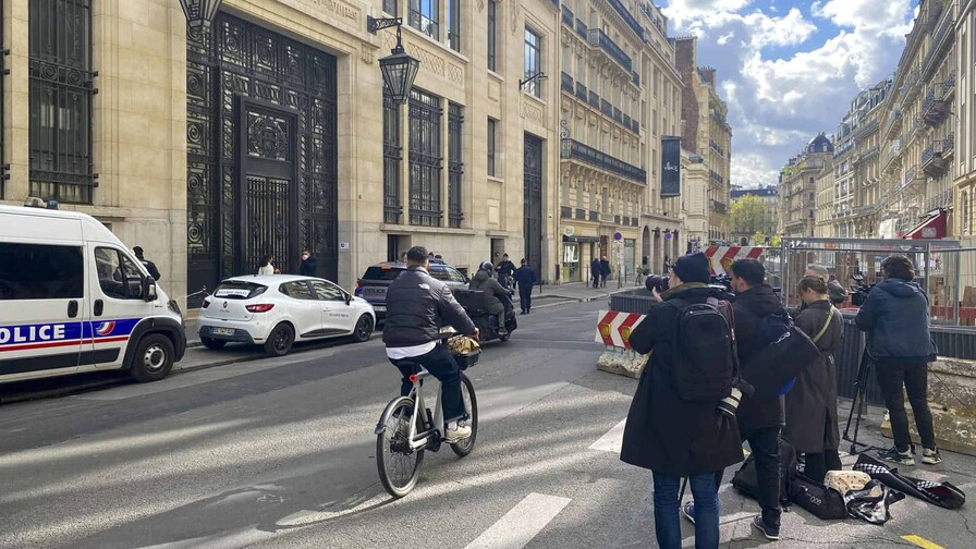Detienen a hombre que iba a accionar un explosivo para atacar un banco americano en París París