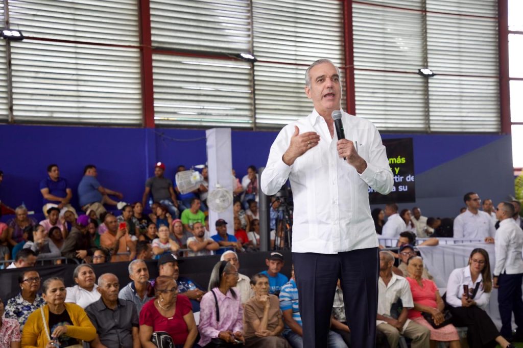 Presidente Abinader entrega 1,025 títulos de propiedad en Hato del Yaque Presidente Abinader