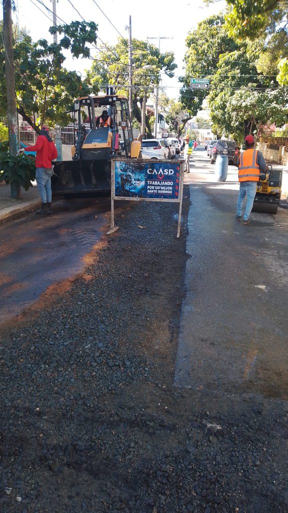 CAASD asfalta 5,000 metros cuadrados en el Gran Santo Domingo en primeros dos meses de 2026