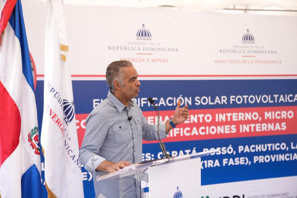 Gobierno entrega proyectos de electrificación rural en Elías Piña
