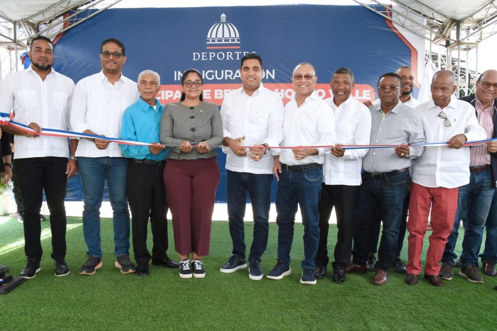 Ministro Deportes entrega reconstruido play de Hondo Valle, Elías Piña