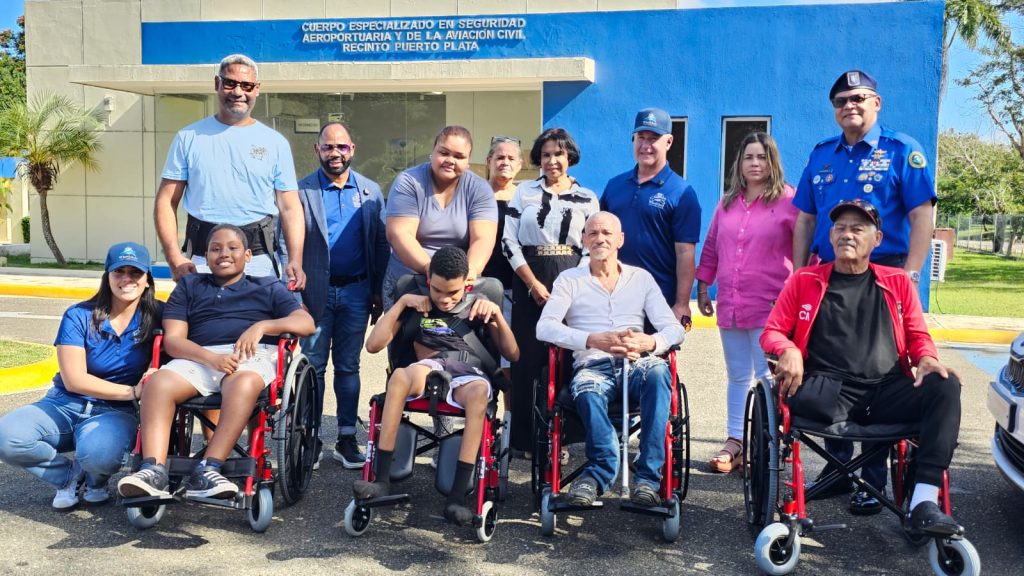 Fundaciones Wheelchair y Cruz Jiminián entregan sillas de ruedas en Puerto Plata y Santiago sillas de ruedas