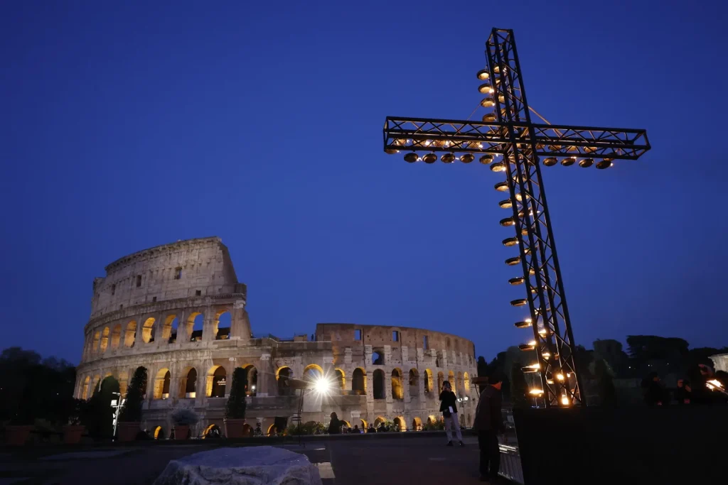 El papa León XIV recupera la tradición de portar la cruz en multitudinario viacrucis en el Coliseo Coliseo