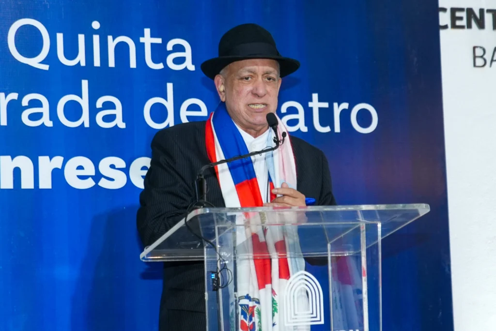 Giovanny Cruz recibe reconocimiento por su trayectoria y aportes a la escena dominicana