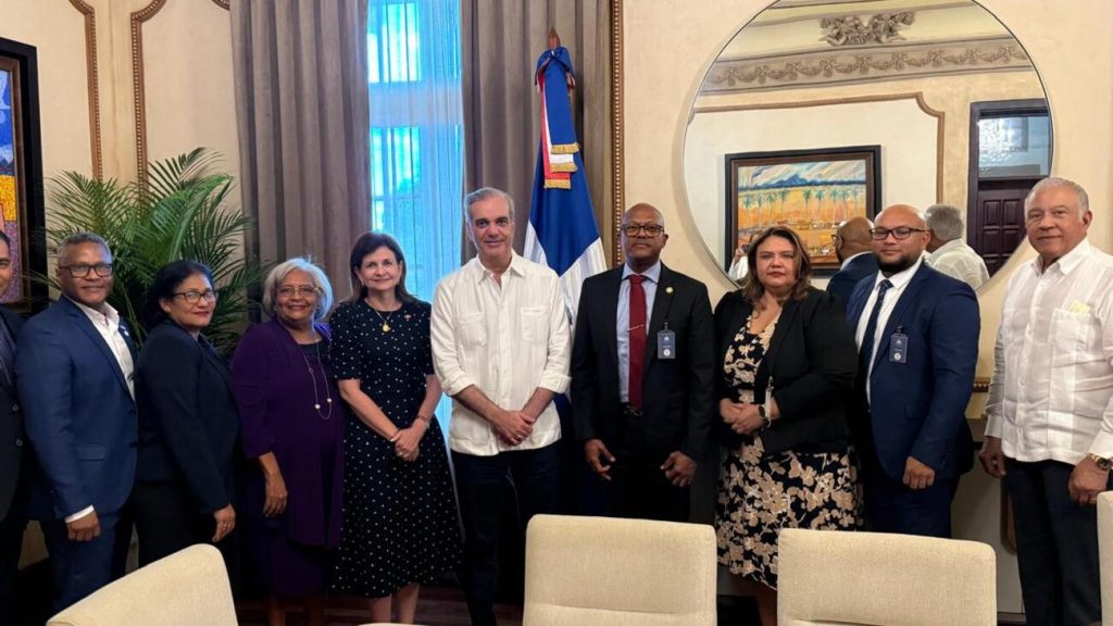 Presidente Luis Abinader se reúne con la directiva del Colegio Médico Dominicano Luis Abinader