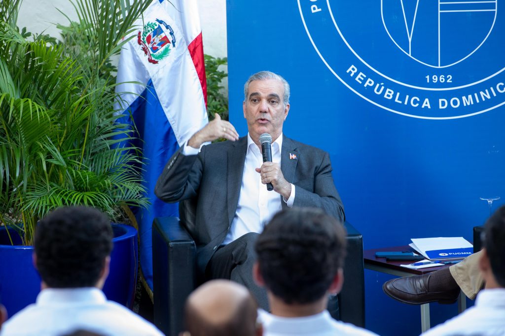 Presidente Abinader participa en conversatorio político con universitarios Presidente Abinader