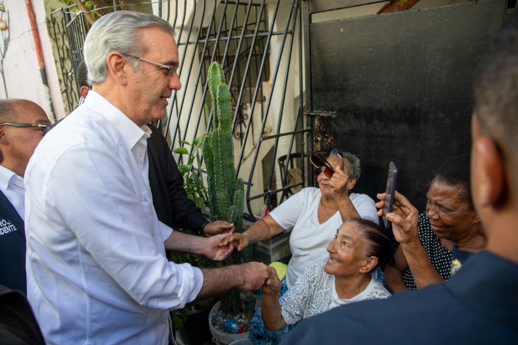 Presidente Abinader supervisa zonas vulnerables por lluvias y ordena solución definitiva a laguna en Los Platanitos Presidente Abinader