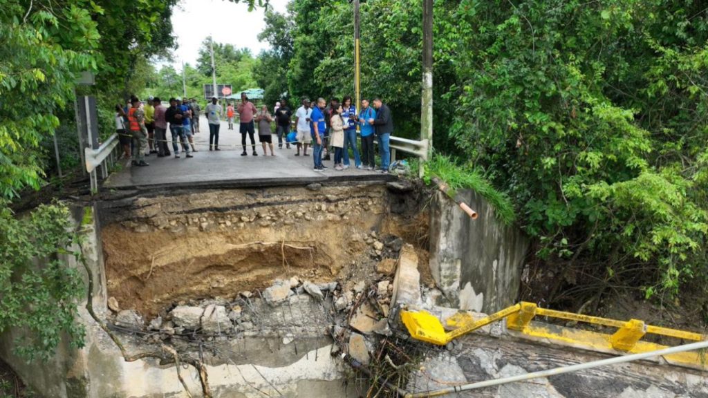Onesvie evalúa daños por colapso del puente de Camú tras lluvias en Puerto Plata