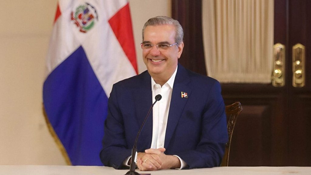 Abinader reconoce el trabajo de los periodistas en su día